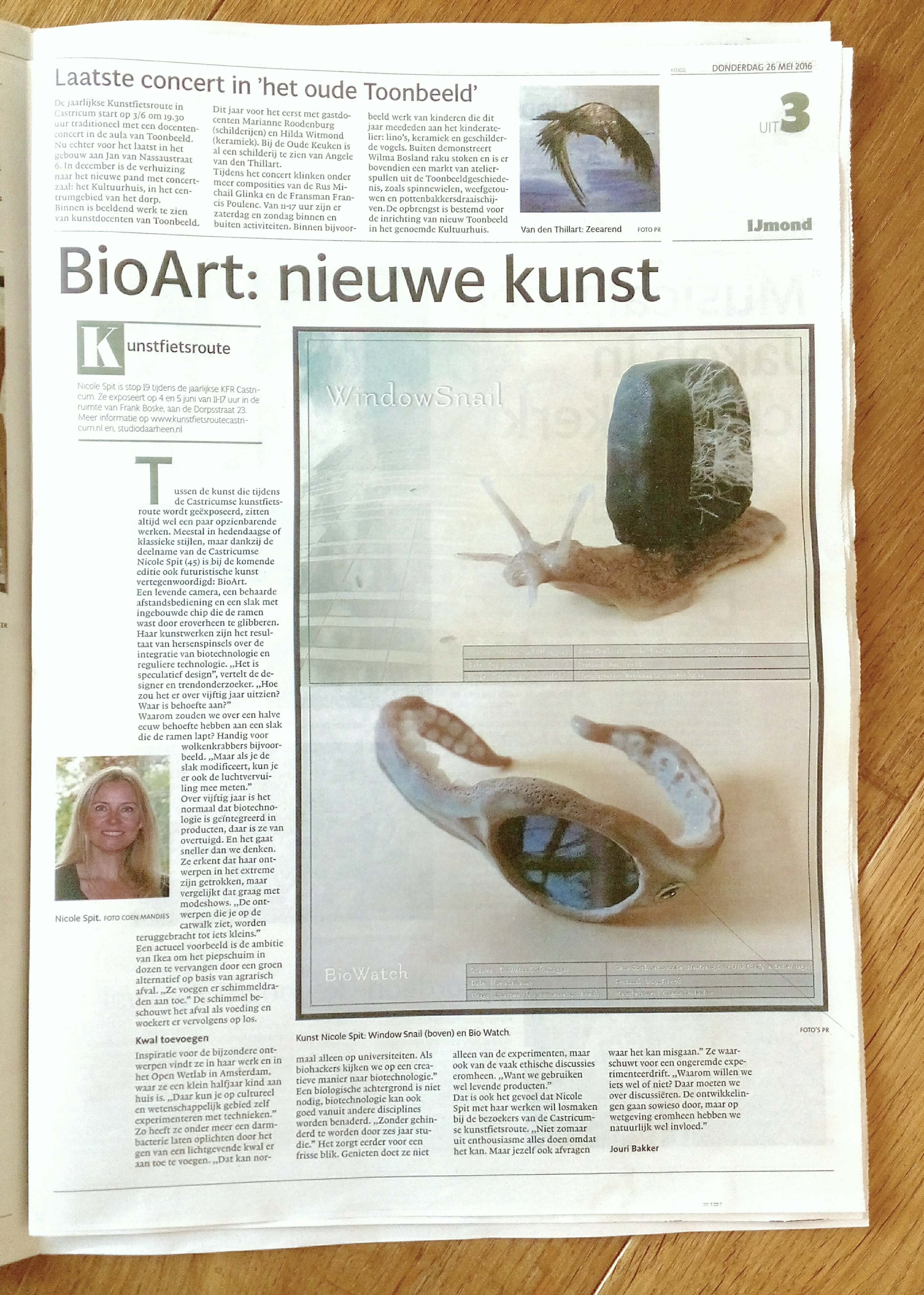 Artikel over futuristische BioArt van kunstenaar Nicole Spit (foto: Coen Mandjes) in NoordHollands Dagblad van 25052016